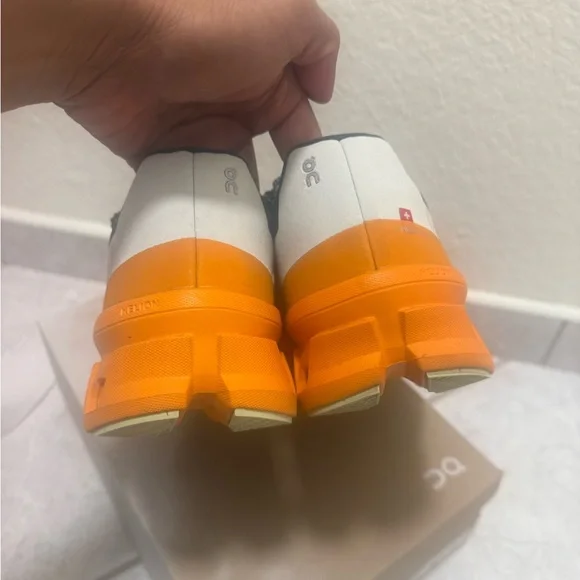 On Running Cloudmonster 9 men/10.5 women/ worn 3 times - Picture 3 of 6